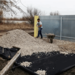 Rano sąsiad wysypał żwir przed naszym domem i nie chce go posprzątać — oto, co musiałem zrobić.