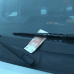Znalazłem pieniądze na wycieraczce samochodu i natychmiast zadzwoniłem na policję – uważajcie, jeśli wam też się to przytrafi! 😱